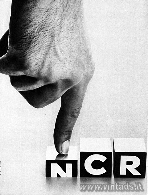 NCR

Un computer NCR è sempre protagonista nella stanza dei bottoni.
NCR vien